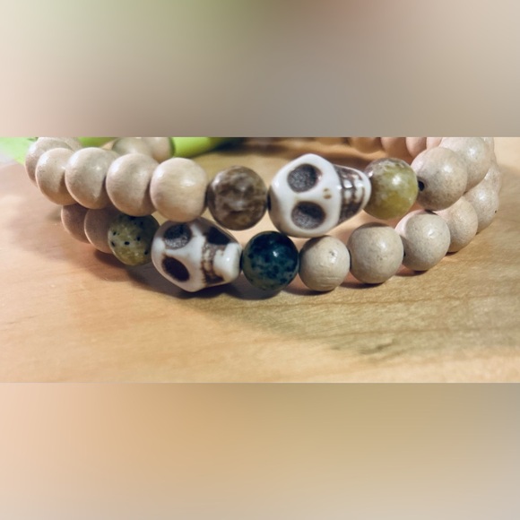 Wood Skull bracelet with yellow turquoise accent beads - Picture 4 of 4